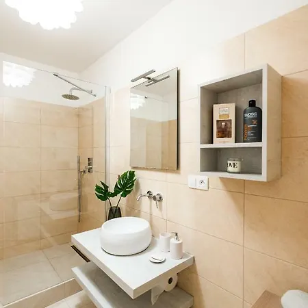 Private 5 Star 3 Flat And In-door Pkg Appartamento