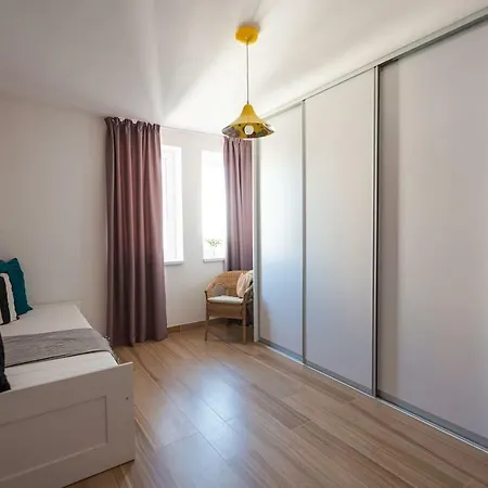 Private 5 Star 3 Flat And In-door Pkg * Nyitra